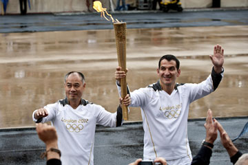 La flamme des JO de Londres remise &agrave; la Grande-Bretagne
