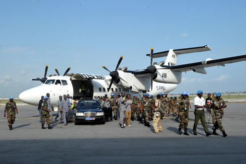 Arriv&eacute;e &agrave; Abidjan des d&eacute;pouilles des Casques bleus tu&eacute;s dans une embuscade