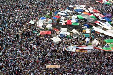 Des dizaines de milliers d'Egyptiens manifestants contre la d&eacute;claration constitutionnelle suppl&eacute;mentaire de l'Arm&eacute;e