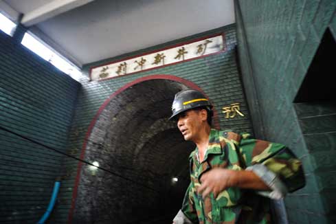 Les op&eacute;rations de secours des mineurs pi&eacute;g&eacute;s se poursuivent dans le Hunan