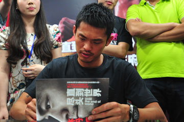 Chine : s&eacute;ance de d&eacute;dicace du roman autobiographique de Lin Dan