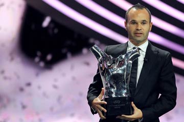 Iniesta sacr&eacute; meilleur joueur d'Europe de l'UEFA pour la saison 2011/12