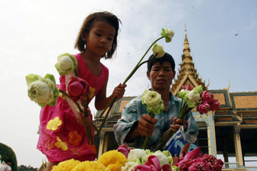 Les Cambodgiens rendent hommage au roi p&egrave;re du Cambodge &agrave; Phnom Penh