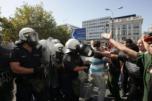 Gr&egrave;ce: la gr&egrave;ve g&eacute;n&eacute;rale entach&eacute;e par la mort d'un manifestant