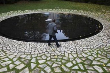 Allemagne: Merkel inaugure un m&eacute;morial aux Roms victimes du nazisme
