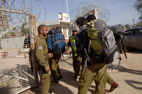 Le cabinet isra&eacute;lien approuve la conscription de 75.000 soldats r&eacute;servistes