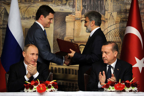 Poutine se rend en Turquie pour signer des accords dans les domaines du commerce et de l'&eacute;nergie