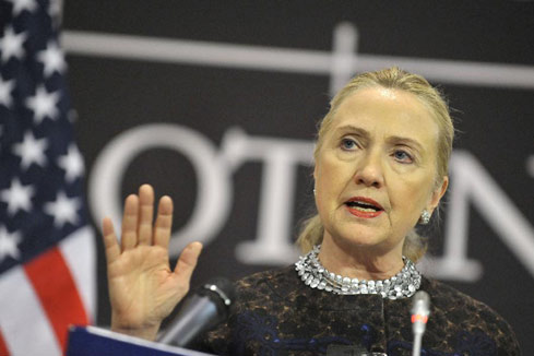 Clinton adresse de nouveau un avertissement &agrave; la Syrie contre l'usage d'armes chimiques