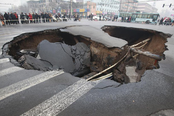 Images impressionnantes apr&egrave;s l'effondrement d'une route en Chine