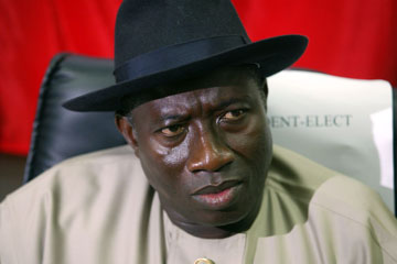 Nigeria: le pr&eacute;sident par int&eacute;rime dissout le gouvernement