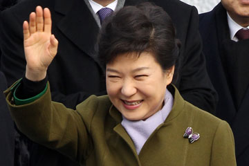 La premi&egrave;re femme pr&eacute;sidente de la Cor&eacute;e du Sud pr&ecirc;te serment