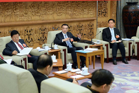 Des dirigeants et l&eacute;gislateurs chinois discutent du rapport d'activit&eacute; du gouvernement