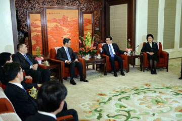 Le Premier ministre chinois s'engage &agrave; soutenir pleinement les gouvernements de Hong Kong et de Macao