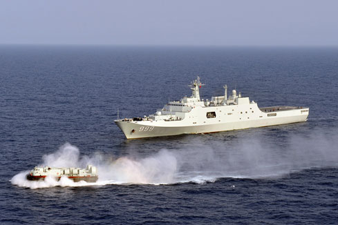 Des navires de guerre de la marine chinoise m&egrave;nent des manoeuvres en haute mer