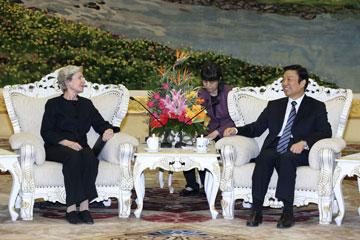 Le vice-pr&eacute;sident chinois rencontre une d&eacute;l&eacute;gation du Forum international des femmes