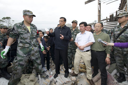 Li Keqiang dirige les op&eacute;rations de secours dans la r&eacute;gion de l'&eacute;picentre