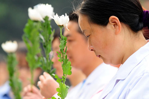(S&eacute;isme de Lushan) Deuil en hommage aux victimes du s&eacute;isme