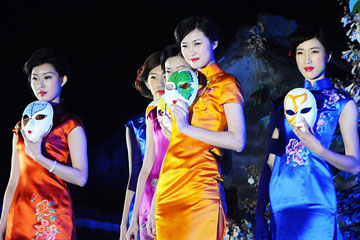 Photos: un d&eacute;fil&eacute; de qipao &agrave; Zhouzhuang