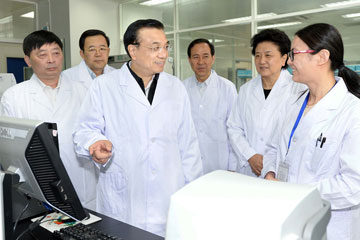 Le Premier ministre chinois visite le centre de contr&ocirc;le et de pr&eacute;vention des maladies