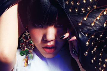 La chanteuse chinoise Wu Mochou pose pour un magazine