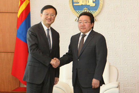 Le pr&eacute;sident mongol re&ccedil;oit le conseiller d'Etat chinois Yang Jiechi