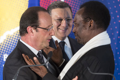 La communaut&eacute; internationale se mobilise pour "r&eacute;ussir la paix" au Mali avec trois milliards d'euros