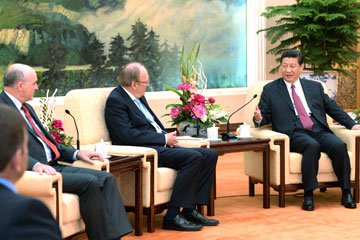 Xi Jinping rencontre les pr&eacute;sidents des deux chambres du Parlement irlandais