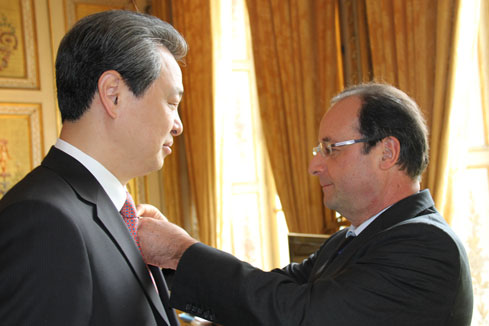 Remise des insignes de Grand Officier de la L&eacute;gion d'honneur &agrave; Kong Quan