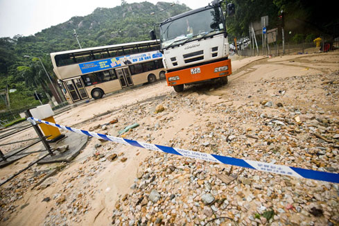 Hong Kong paralys&eacute;e par de fortes pluies