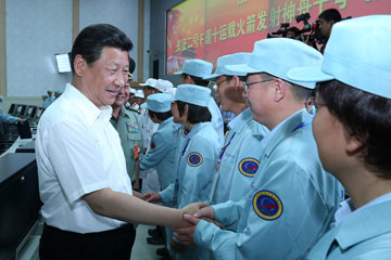 Le pr&eacute;sident chinois partage sa joie avec le personnel du programme spatial