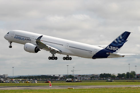 France : premier d&eacute;collage du nouveau avion A350 XWB &agrave; Toulouse