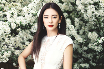 L'actrice chinoise Zhang Yuqi pose pour un magazine