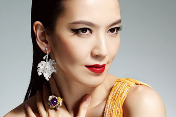 Kelly Lin pose pour un magazine