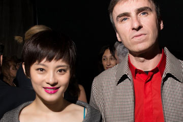 Sun Li re&ccedil;ue par Raf Simons au d&eacute;fil&eacute; Dior Haute Couture