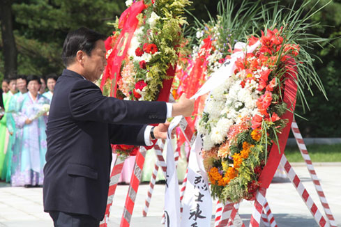 Le vice-pr&eacute;sident chinois comm&eacute;more les combattants des Volontaires du peuple chinois tomb&eacute;s en RPDC