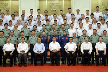 Xi Jinping rencontre les trois astronautes de la mission Shenzhou-10