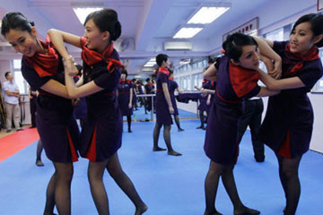 Les h&ocirc;tesses de l'air hongkongaises form&eacute;es aux arts martiaux