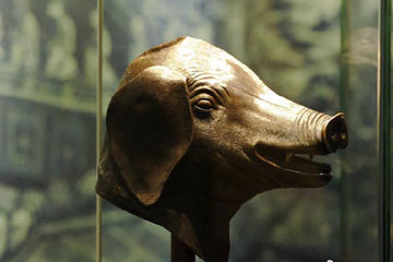 Quatre t&ecirc;tes d'animaux en bronze expos&eacute;es &agrave; Urumqi