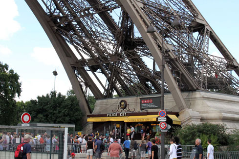 La Tour Eiffel &eacute;vacu&eacute;e apr&egrave;s une alerte &agrave; la bombe