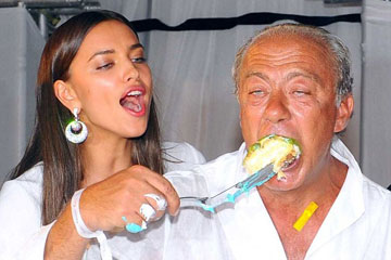 Irina Shayk s'habillant de blanc brille lors d'une f&ecirc;te d'anniversaire