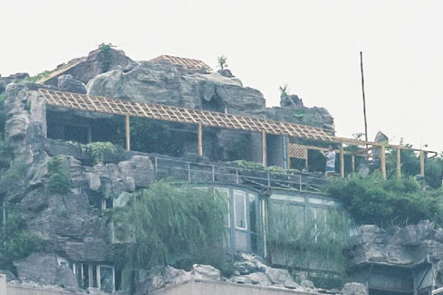 D&eacute;but du d&eacute;mant&egrave;lement d'un jardin ill&eacute;gal au sommet d'un b&acirc;timent de Beijing