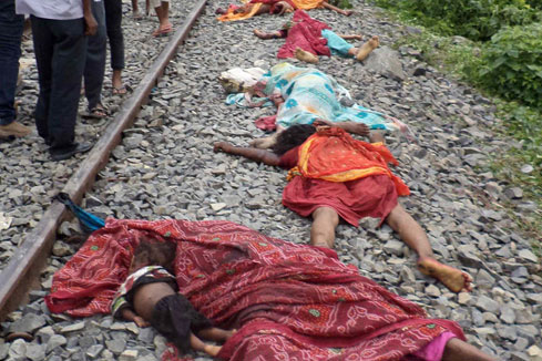 PHOTOS - au moins 37 p&egrave;lerins tu&eacute;s par un train en Inde