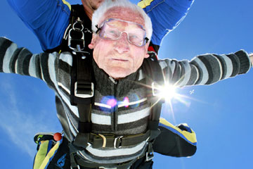 Un parachutiste fran&ccedil;ais de 95 ans bat le record mondial