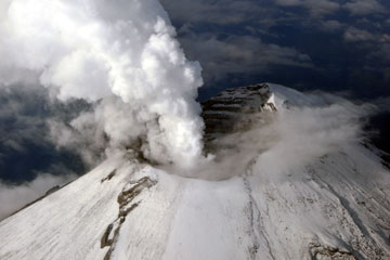 Des vapeurs et des cendres s'&eacute;l&egrave;ve du crat&egrave;re du volcan Popocatepetl au Mexique