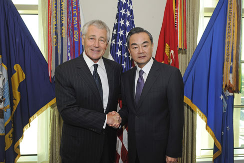 Wang Yi et Chuck Hagel saluent l'am&eacute;lioration des relations militaire sino-am&eacute;ricaines