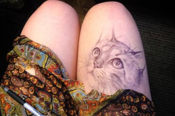 Les dessins sur les cuisses de l'artiste autodidacte Jody Steel
