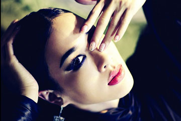 L'actrice Christy Chung pose pour un magazine