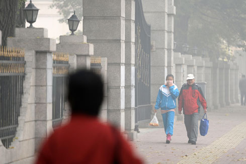 Chine : un &eacute;pais smog entra&icirc;ne la fermeture des &eacute;coles et des autoroutes &agrave; Harbin