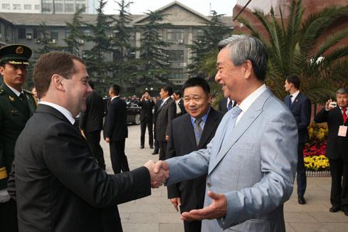 Le PM russe se rend dans les locaux de l'agence Xinhua pour discuter avec les internautes chinois