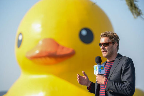 C&eacute;r&eacute;monie d'adieu du canard g&eacute;ant jaune &agrave; Beijing